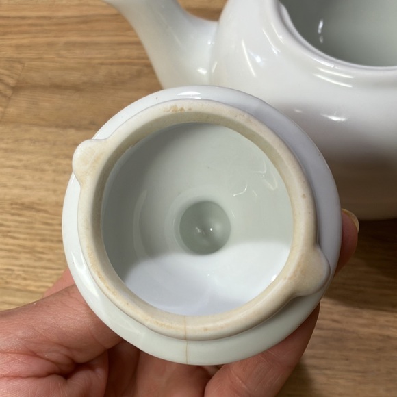 Vintage Cordon Bleu white porcelain teapot 32oz - Picture 4 of 8